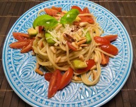 Whole-Grain Spaghetti with Garlicky Kale and Tomatoes